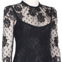 Crafted with round neckline with Chantilly lace