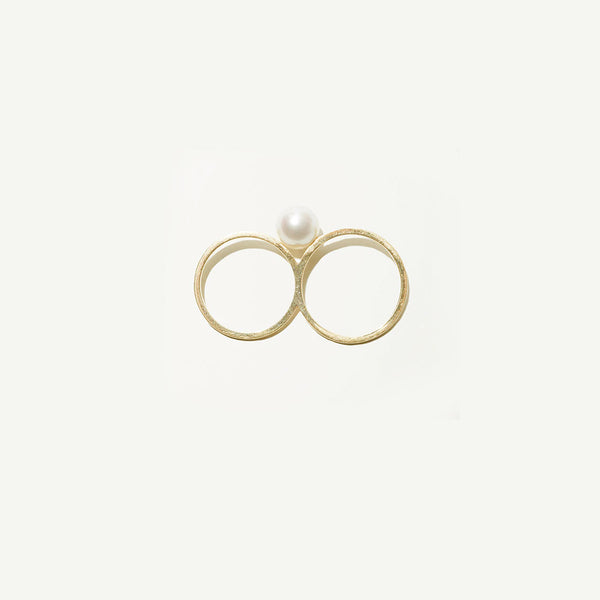 Sophie Bille Brahe Double de Perle ring A double-finger ring with single pearl detailing