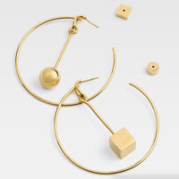 Jacquemus asymmetric Nodo hoop earrings in a gold tone finish